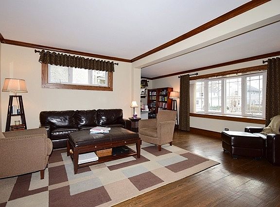 3rd image of 526 S Lyman Ave