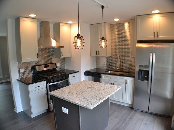 4th image of 706 Dickens Ave