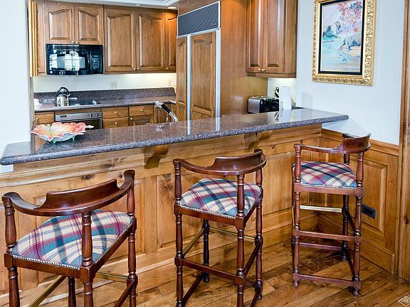 5th image of 17 Chateau Ln #406