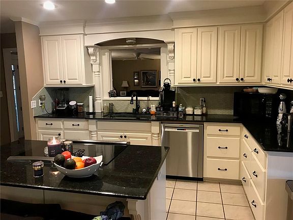 5th image of 100 Lauren Ln