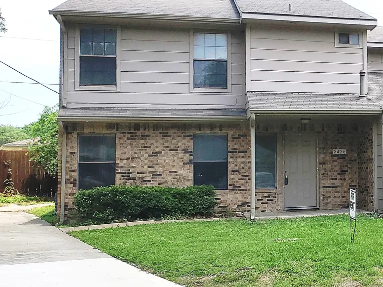 2426 Lakeview Cir — Photo 1