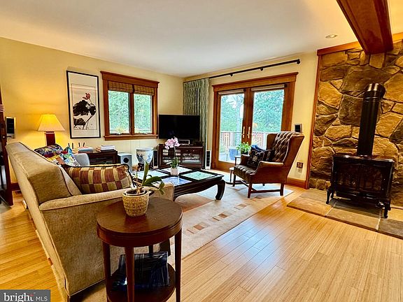 3rd image of 18 Donegal Ln