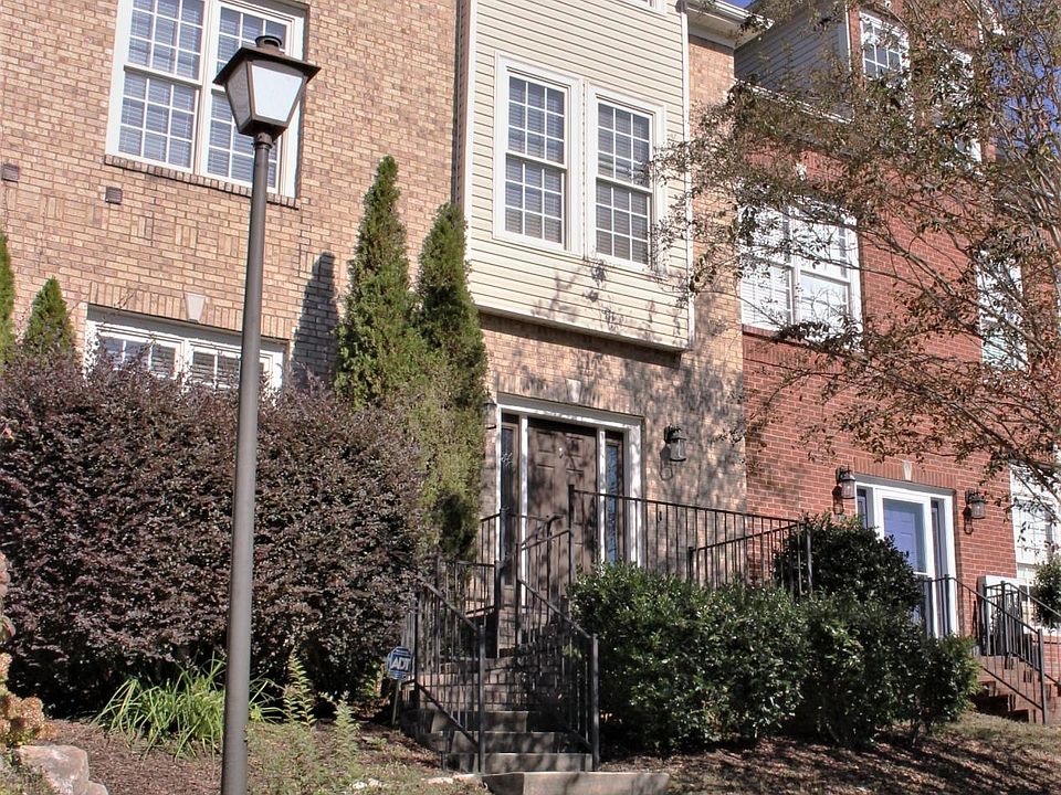 1st image of 210 W Lake Cir