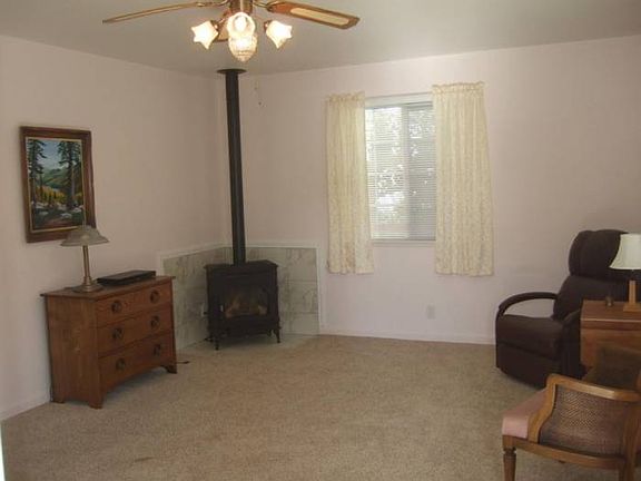 LIVINGROOM/FIREPLACE