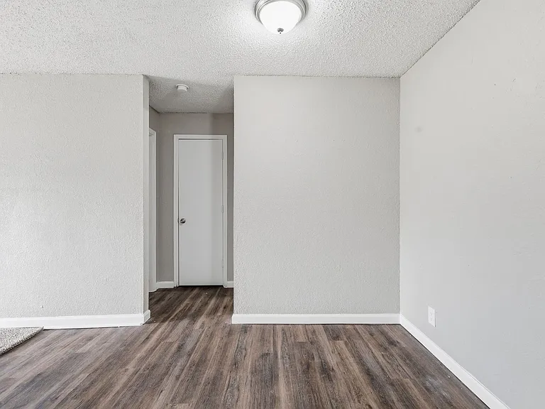 Woodland HIlls Apartments — Photo 23