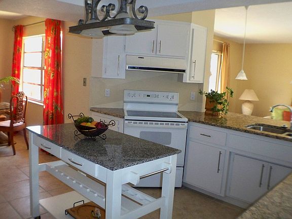 Kitchen with grantie