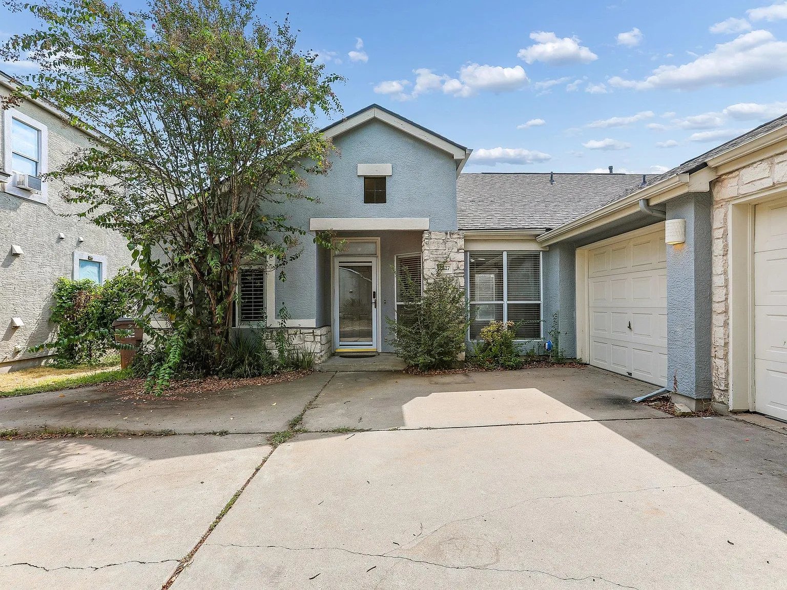 3 bed, 3.0 bath, 1850 sqft, $2,000 — Photo 2
