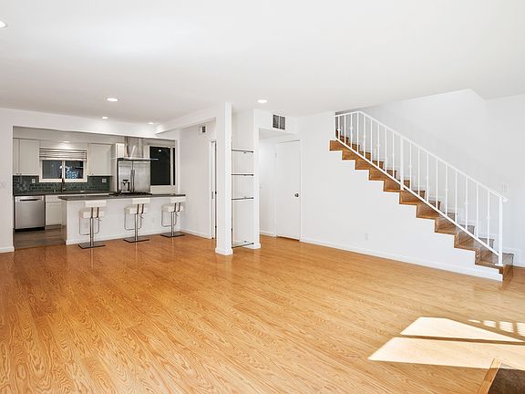 3rd image of 1534 N Formosa Ave APT 3