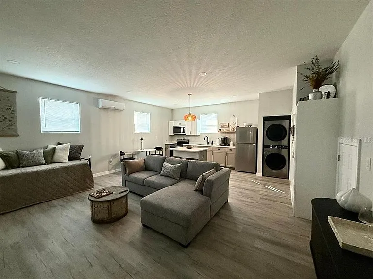 1183 Chestnut St #B — Photo 3