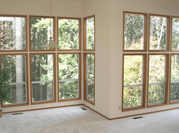 Dining room/living room has 11ft high windows that overlook the greenspace.
