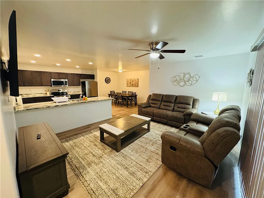 3 bed, 2.0 bath, 1175 sqft, $2,800 — Photo 4