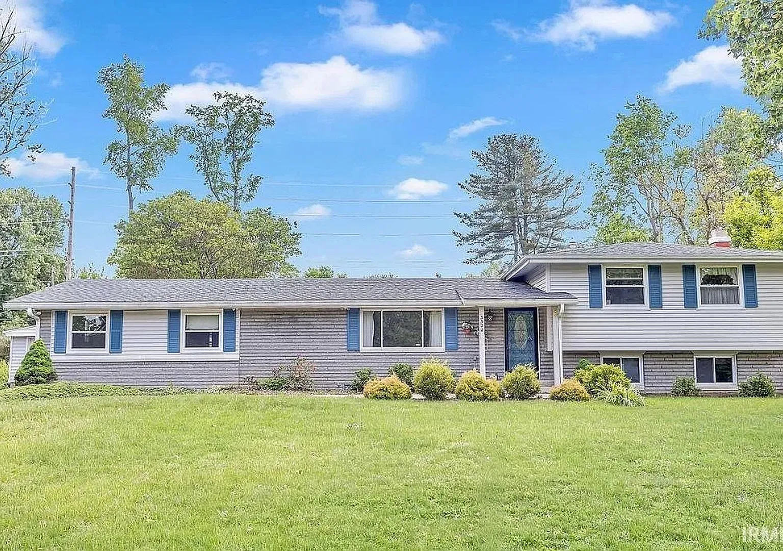 Available Now. Lovely tri-level home in Grandview Hills on Bloomington's east side! — Photo 1