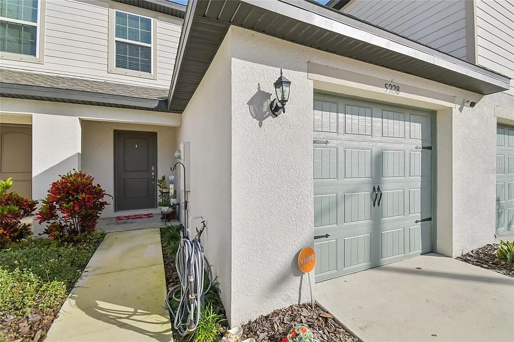 2 bed, 2.5 bath, 1621 sqft, $2,200 — Photo 1