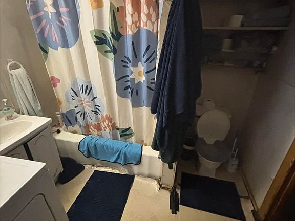 4th image of 239 Maple St