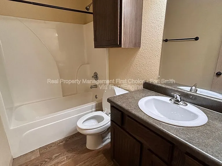 318 S 12th St — Photo 11