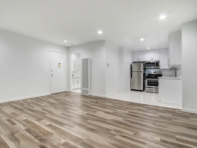 Country Club Apartments — Photo 41