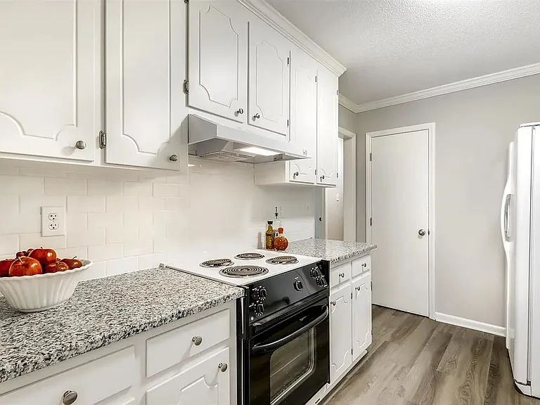 224 Clancy Cir — Photo 9