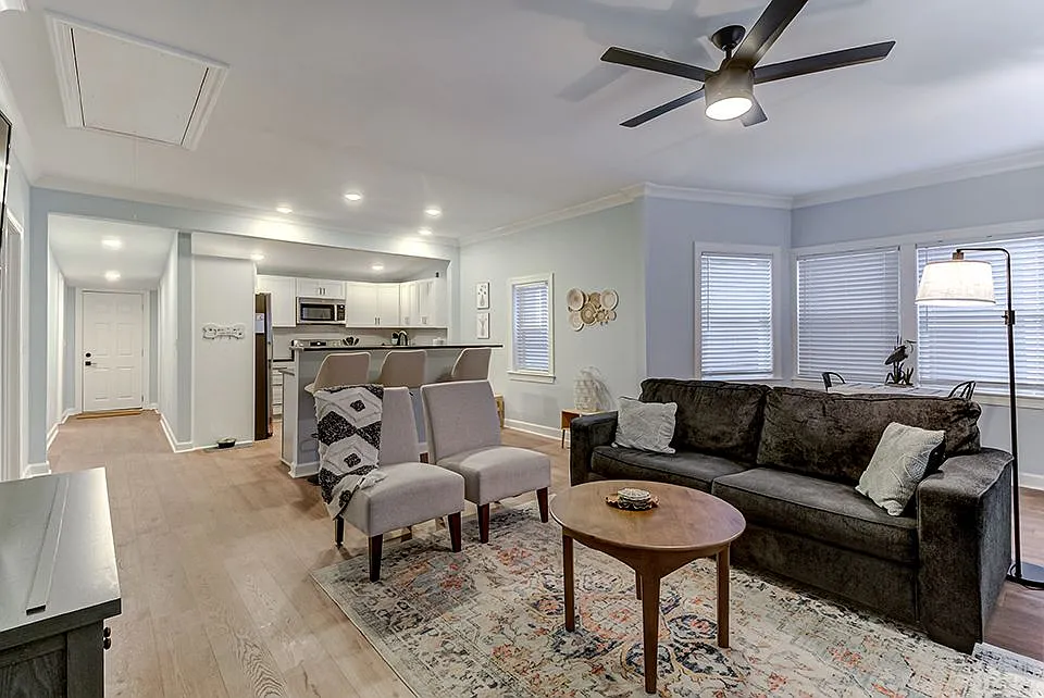 2 bed, 1070 sqft, $2,300 — Photo 2