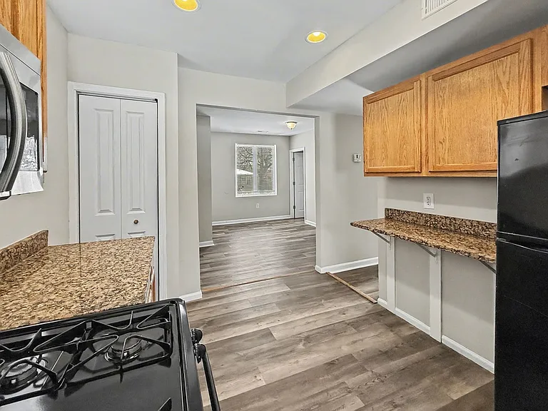 832 49th St NE — Photo 4