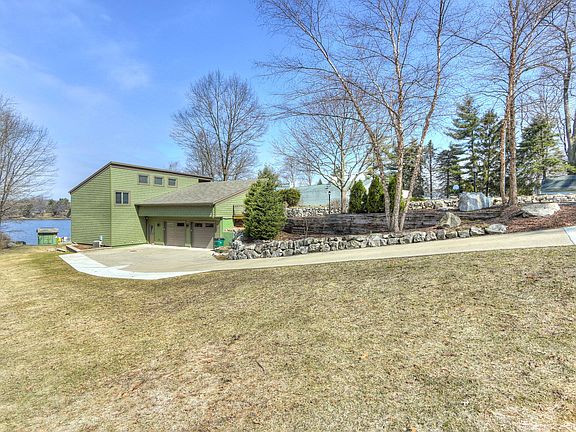 2nd image of 604 Lake Dr