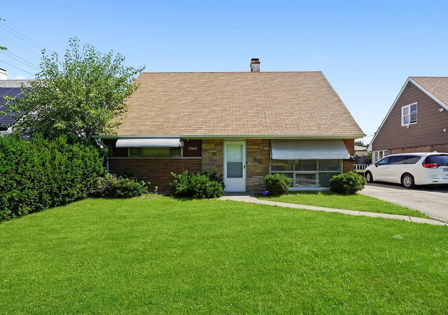 Charming 4BR House in Lansing — Photo 1