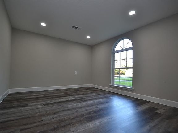 4th image of 5723 Bayou Blvd