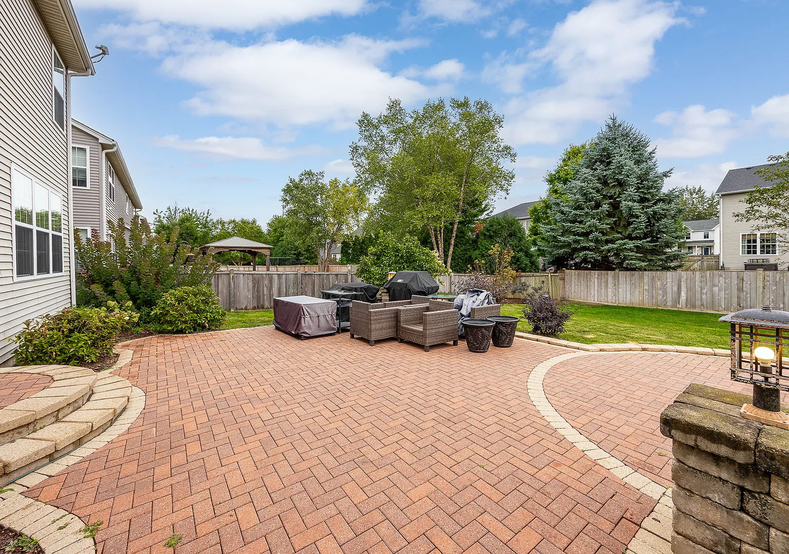4 bed, 2.5 bath, 2837 sqft, $3,300 — Photo 3