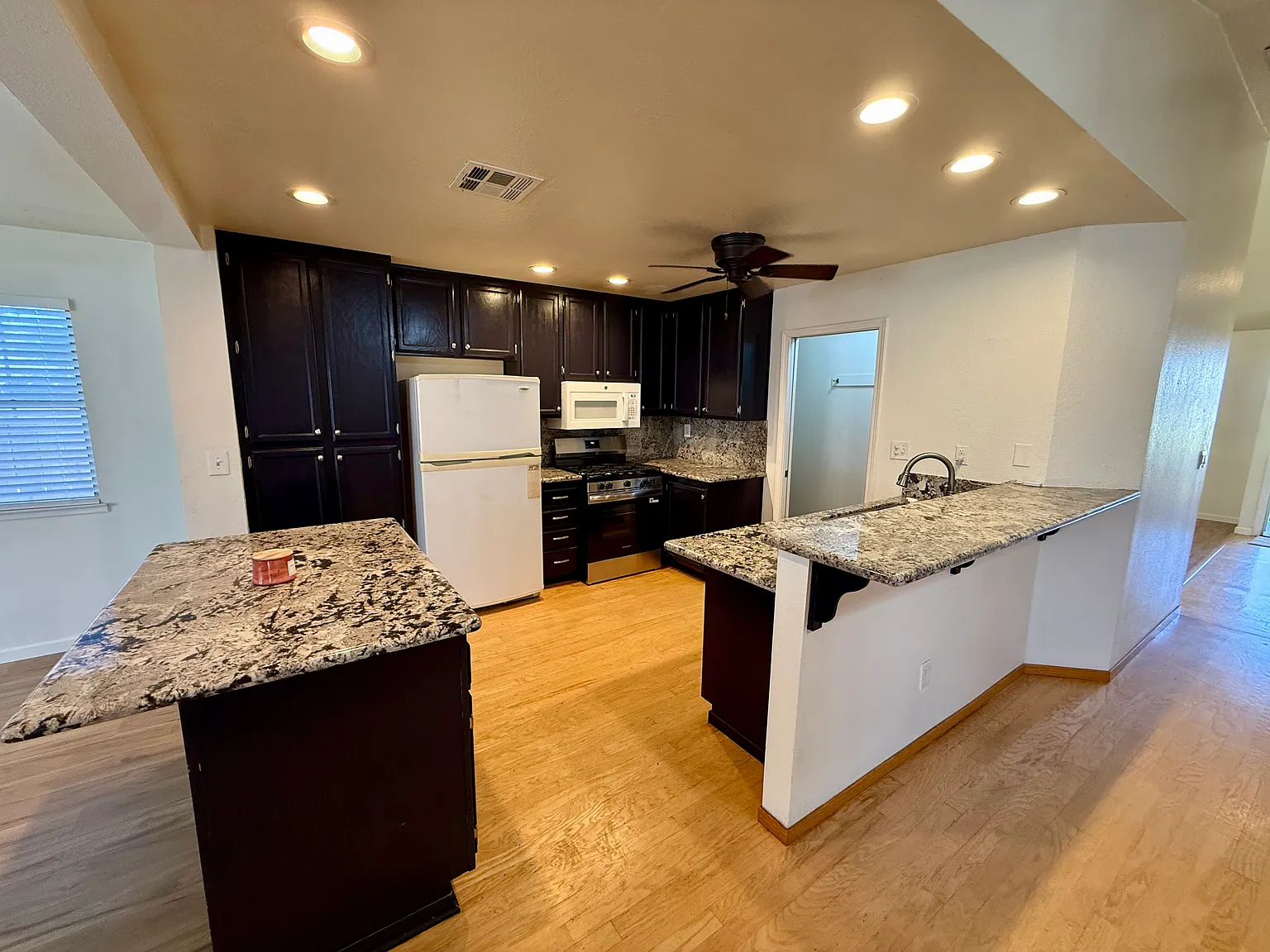 4 bed, 1922 sqft, $2,900 — Photo 1