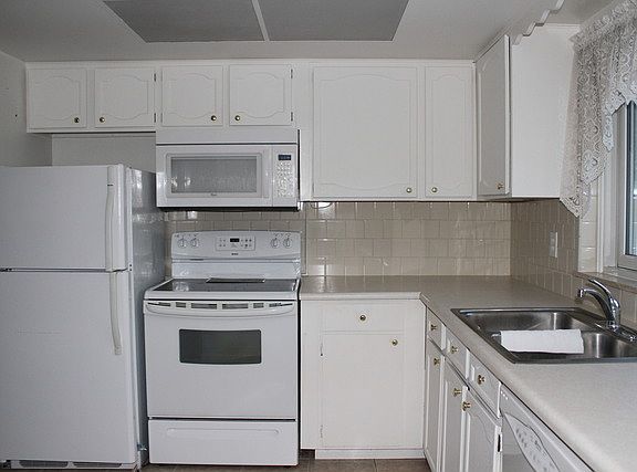 2nd image of 567 Eastwood Ave #3B