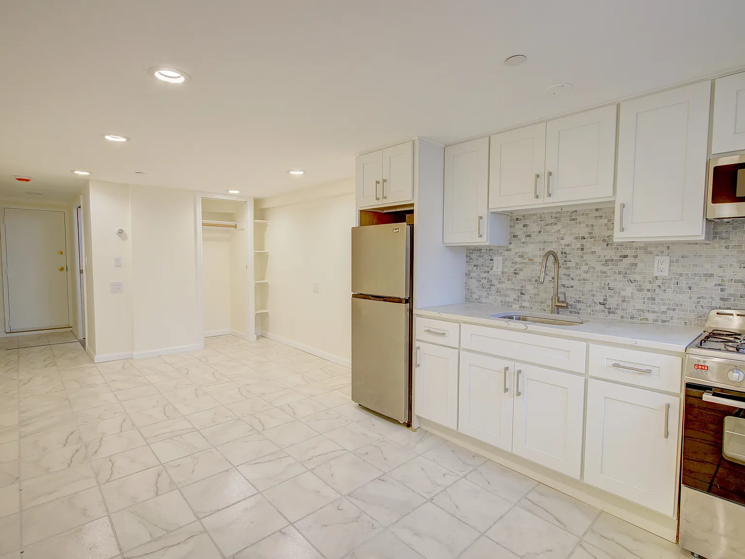 670 W Broadway — Photo 2