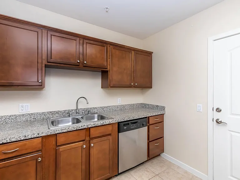 Vineyards at Palm Desert Apartment Homes — Photo 43