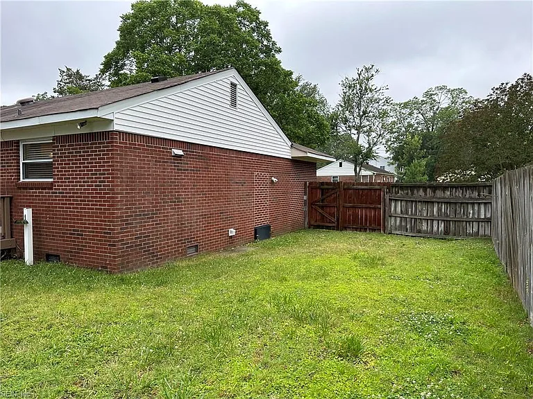 940 Redwood Cir — Photo 42