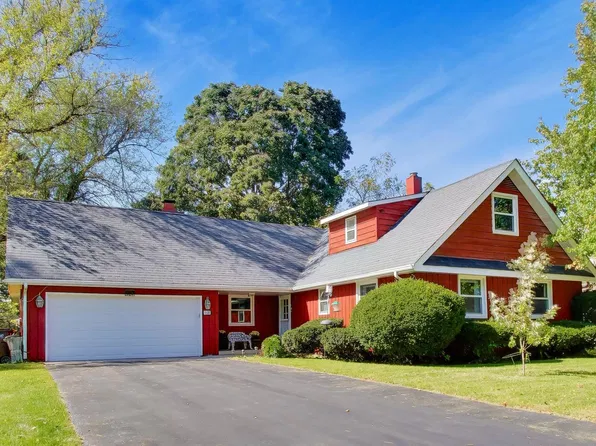 1120 Dean St, Woodstock, IL 60098