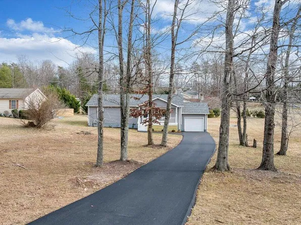 44 Strawberry Banks Dr, Moneta, VA 24121