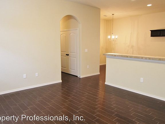3rd image of 653 Creekside Cir
