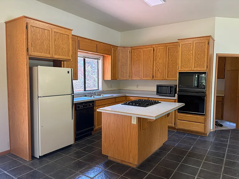 939 Fairway Ct — Photo 12