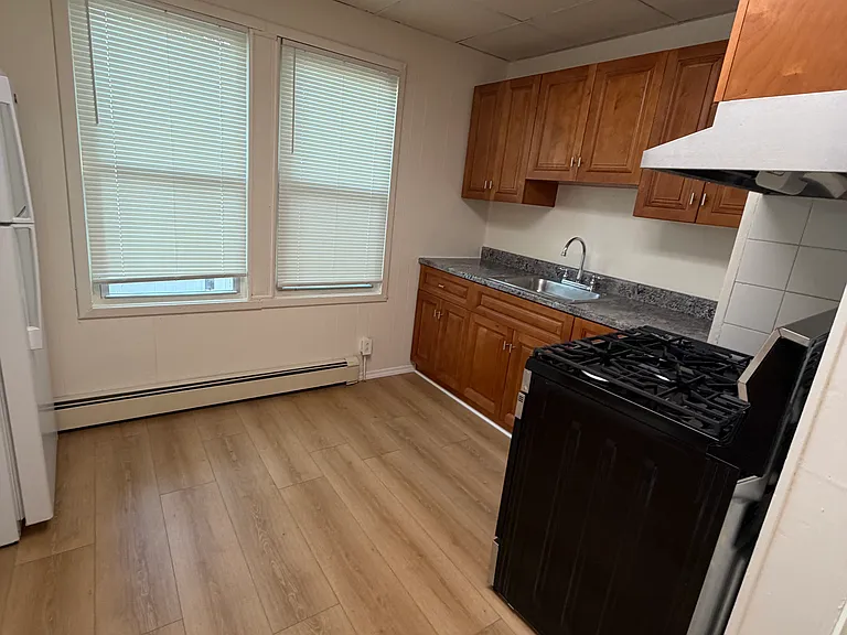 33 Park St #1 — Photo 4