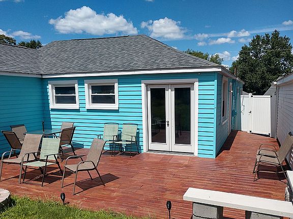 Side deck with front privacy