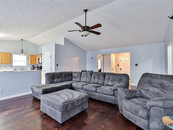 5th image of 250 Clara Dr