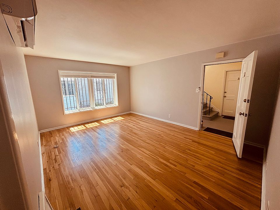 Living room/Entry