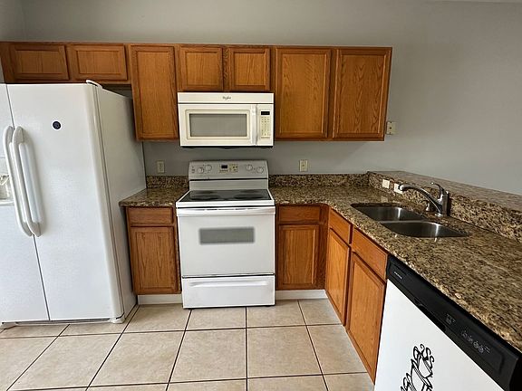3rd image of 323 Wilton Cir