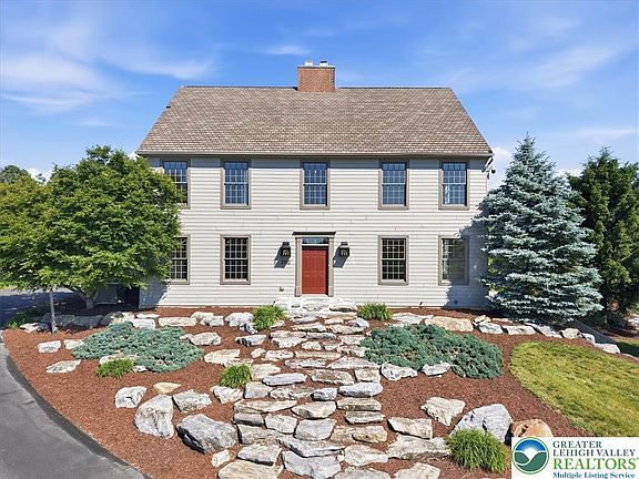 2nd image of 2150 Park Pl