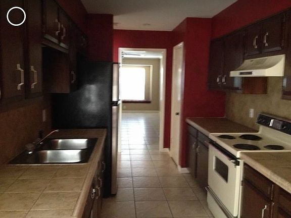 3rd image of 915 Sunmeadow Dr