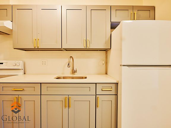 2nd image of 3825 Carpenter Ave #3B