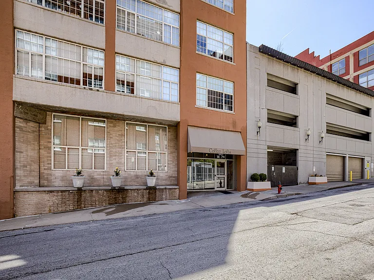 321 W 7th St #208 — Photo 2