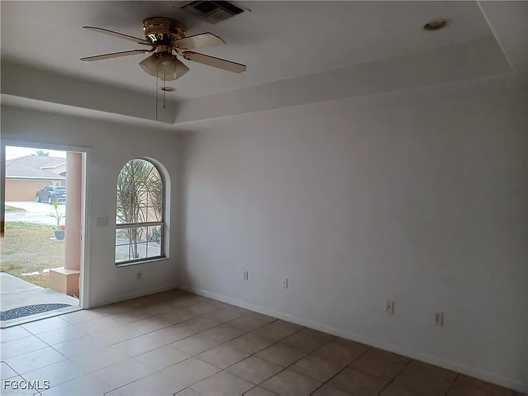3020 SE Santa Barbara Pl — Photo 3