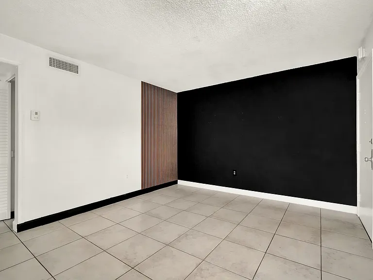 2726 SW 21st St #101 — Photo 1