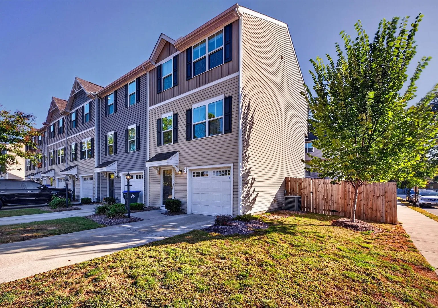 Bright space, nestle in Hampton East Community, 2 Bed, 2.5 Bath Townhome! — Photo 2