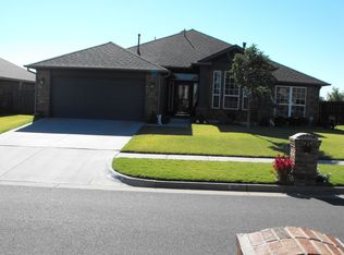 609 Applewood St, Moore, OK 73160