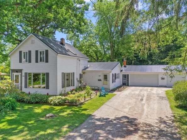 105 E Clark St, Weyauwega, WI 54983